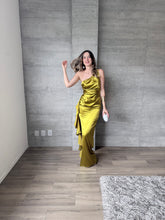 Cargar imagen en el visor de la galería, Duna - Vestido largo satinado verde
