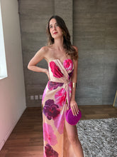 Cargar imagen en el visor de la galería, Laila - Vestido satinado strapless con print floral
