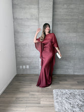 Cargar imagen en el visor de la galería, Sodi - Vestido largo strapless satinado vino
