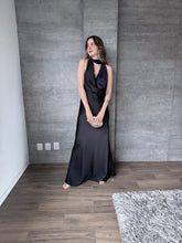 Cargar imagen en el visor de la galería, Piera - Vestido largo satinado negro
