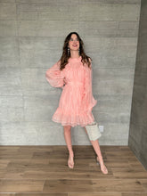 Cargar imagen en el visor de la galería, Caliope - Vestido corto rosa con olanes
