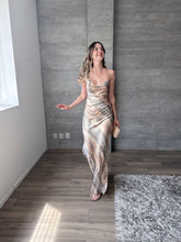 Cargar imagen en el visor de la galería, Marble - Vestido largo dorado
