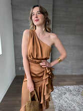 Cargar imagen en el visor de la galería, Galatea - Vestido largo asimétrico de satín color chocolate
