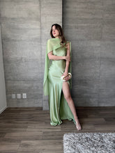 Cargar imagen en el visor de la galería, Perlaire - Vestido largo satinado verde salvia
