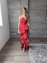 Cargar imagen en el visor de la galería, Odetta - Vestido largo strapless rojo
