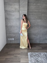 Cargar imagen en el visor de la galería, Marena - Vestido strapless de satín amarillo
