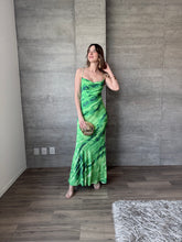Cargar imagen en el visor de la galería, Ciana - Vestido largo satinado verde
