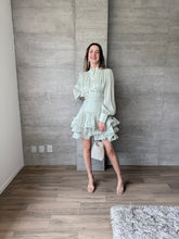 Cargar imagen en el visor de la galería, Mindy - Vestido mini satinado de manga larga color menta
