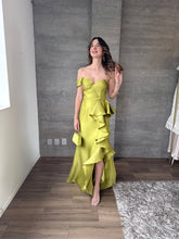 Cargar imagen en el visor de la galería, Solenne - Vestido largo satinado con olanes verde
