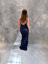 Cargar imagen en el visor de la galería, Eleonora - Vestido largo halter azul marino
