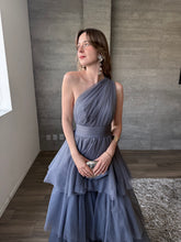 Cargar imagen en el visor de la galería, Sapphira - Vestido largo de tul azul pizarra
