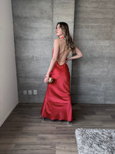 Cargar imagen en el visor de la galería, Vittoria -  Vestido largo satin rojo
