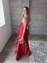 Cargar imagen en el visor de la galería, Odetta - Vestido largo strapless rojo
