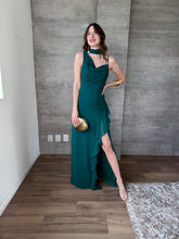 Cargar imagen en el visor de la galería, Silvana - Vestido largo asimétrico esmeralda
