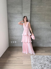 Cargar imagen en el visor de la galería, Juliette - Vestido largo plisado con olanes rosa pastel
