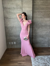 Cargar imagen en el visor de la galería, Marissa - Vestido rosa con olanes
