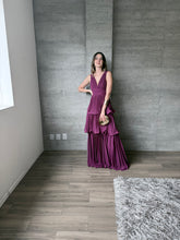 Cargar imagen en el visor de la galería, Juliette - Vestido largo plisado con olanes ciruela
