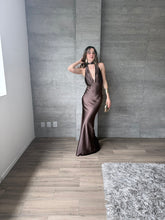 Cargar imagen en el visor de la galería, Nougat - Vestido largo satinado chocolate
