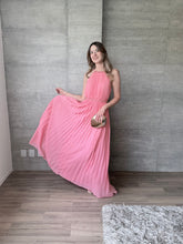 Cargar imagen en el visor de la galería, Guava - Vestido largo plisado rosa
