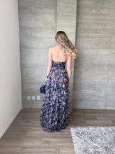 Cargar imagen en el visor de la galería, Coraline - Vestido strapless de tul con olanes azul marino
