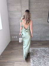Cargar imagen en el visor de la galería, Francesca - Vestido largo de satín verde polvo
