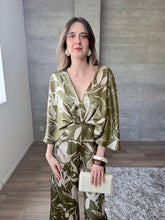 Cargar imagen en el visor de la galería, Arbolada - Jumpsuit estampado floral olivo
