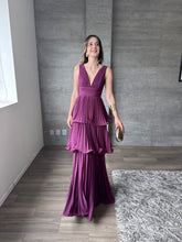 Cargar imagen en el visor de la galería, Juliette - Vestido largo plisado con olanes ciruela

