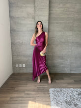 Cargar imagen en el visor de la galería, Nicola - Vestido midi plisado magenta
