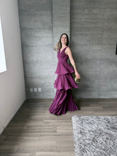 Cargar imagen en el visor de la galería, Juliette - Vestido largo plisado con olanes ciruela
