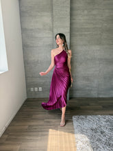 Cargar imagen en el visor de la galería, Nicola - Vestido midi plisado magenta
