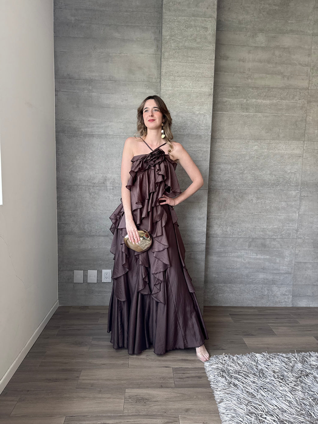 Hilda - Vestido largo con olanes color chocolate