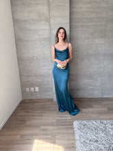 Cargar imagen en el visor de la galería, Aranza - Vestido largo verde azulado
