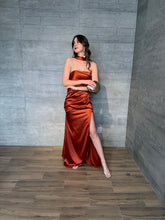 Cargar imagen en el visor de la galería, Marena - Vestido largo strapless naranja óxido
