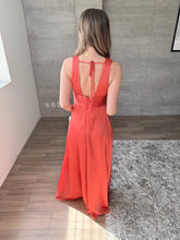 Cargar imagen en el visor de la galería, Andalucía - Vestido largo de satín coral

