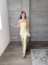 Cargar imagen en el visor de la galería, Caliz - Vestido largo satinado amarillo mantequilla
