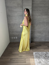 Cargar imagen en el visor de la galería, Milah - Vestido largo halter de satin amarillo
