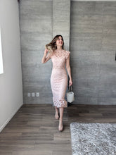 Cargar imagen en el visor de la galería, Cerise - Vestido midi crochet rosa
