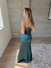 Cargar imagen en el visor de la galería, Aranza - Vestido largo verde azulado
