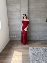 Cargar imagen en el visor de la galería, Theia - Vestido largo strapless vino
