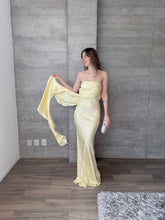 Cargar imagen en el visor de la galería, Caliz - Vestido largo satinado amarillo mantequilla
