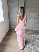Cargar imagen en el visor de la galería, Juliette - Vestido largo plisado con olanes rosa pastel

