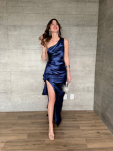 Cargar imagen en el visor de la galería, Duna - Vestido largo satinado marino
