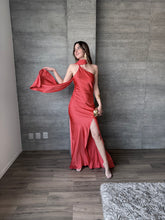 Cargar imagen en el visor de la galería, Elodie - Vestido largo satinado naranja
