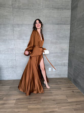Cargar imagen en el visor de la galería, Clare - Vestido largo con mangas color cobre

