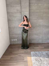 Cargar imagen en el visor de la galería, Praiano olivo - Vestido largo strapless olivo
