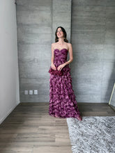 Cargar imagen en el visor de la galería, Coraline - Vestido largo de tul color vino floral
