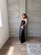 Cargar imagen en el visor de la galería, Zita - Vestido largo de satín negro
