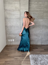Cargar imagen en el visor de la galería, Vittoria - Vestido largio de satín verde
