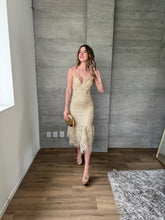Cargar imagen en el visor de la galería, Ophelia - Vestido midi crochet dorado
