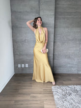 Cargar imagen en el visor de la galería, Milah - Vestido largo halter de satín dorado
